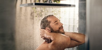 Ein Männerkopf unter einer laufenden Dusche