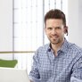 ansprechpartner-contentcard.jpg Ein Ansprechpartner sitzt im Büro - unsere Mitarbeiter stehen für Sie bereit.